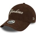 lippikset-kaareva-ruskea-saadettava-nauha-9twenty-cord-script-new-york-yankees-mlb-new-era