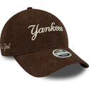 lippikset-kaareva-ruskea-saadettava-nauha-9twenty-cord-script-new-york-yankees-mlb-new-era