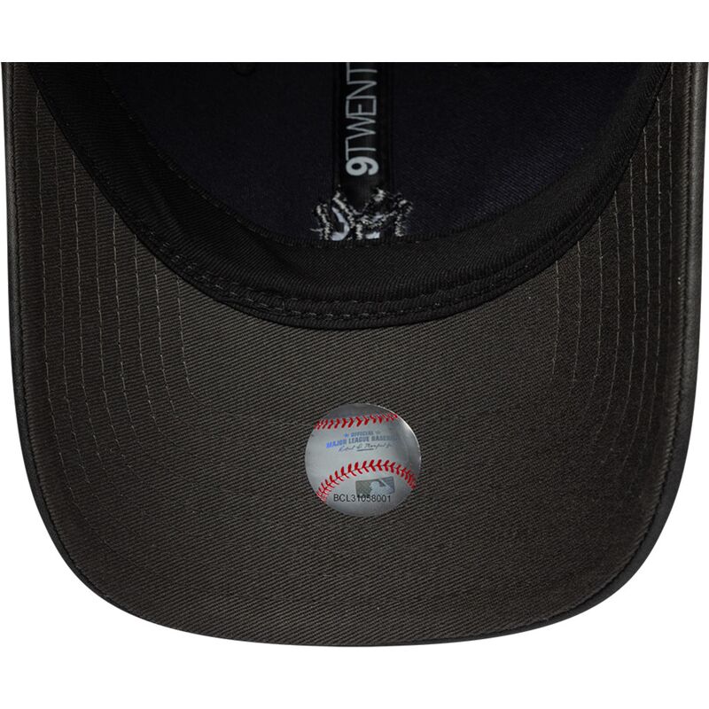 lippikset-kaareva-musta-saadettava-nauha-9twenty-washed-pu-new-york-yankees-mlb-new-era