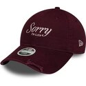lippikset-kaareva-punainen-saadettava-nauha-9twenty-slogan-sorry-i-m-late-new-era